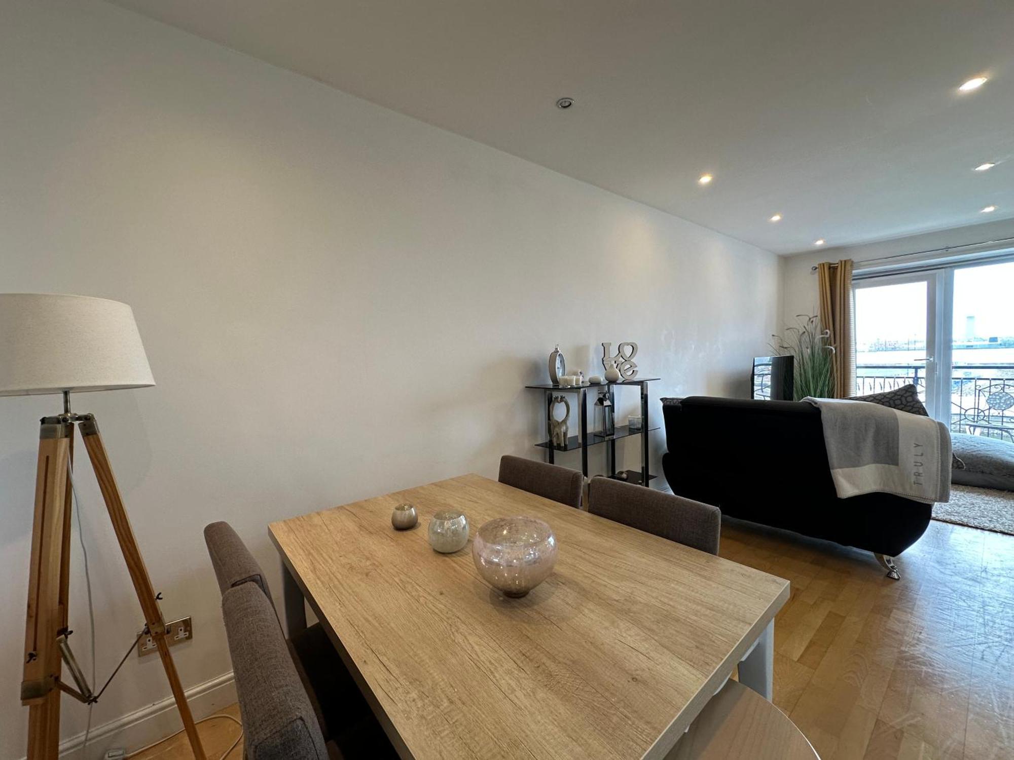 2 Bed City, River Mersey View Apartment, Sleeps 5 Liverpool