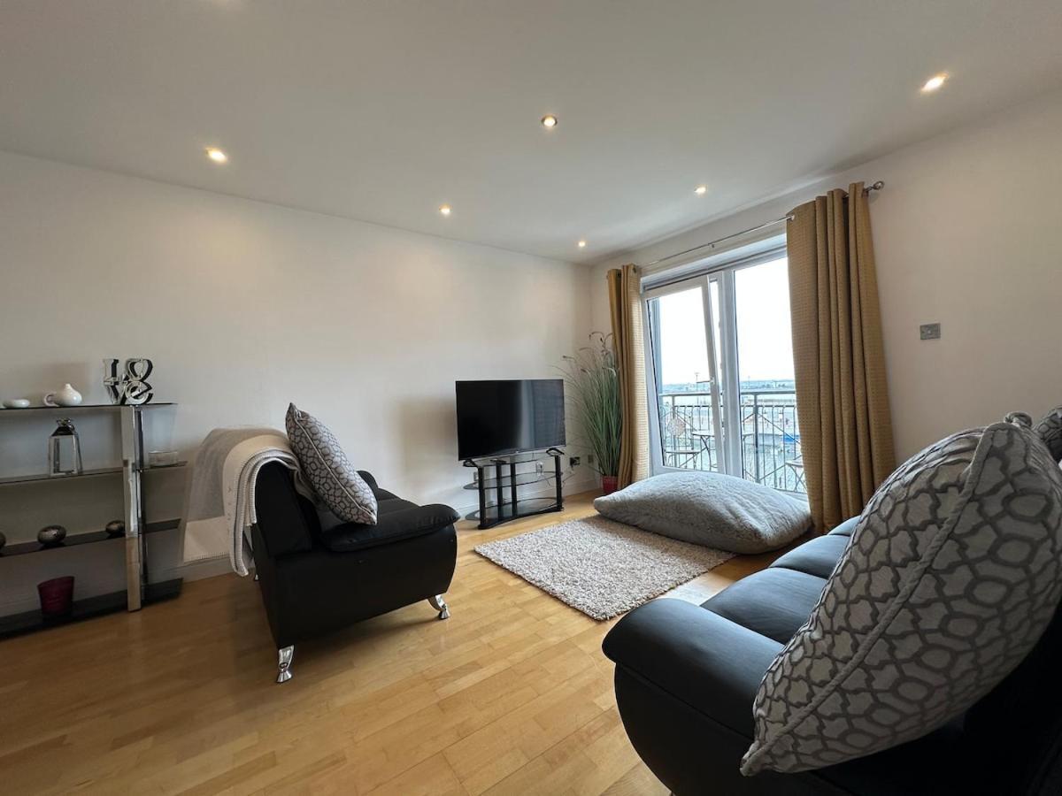 2 Bed City, River Mersey View Apartment, Sleeps 5 Apartment *