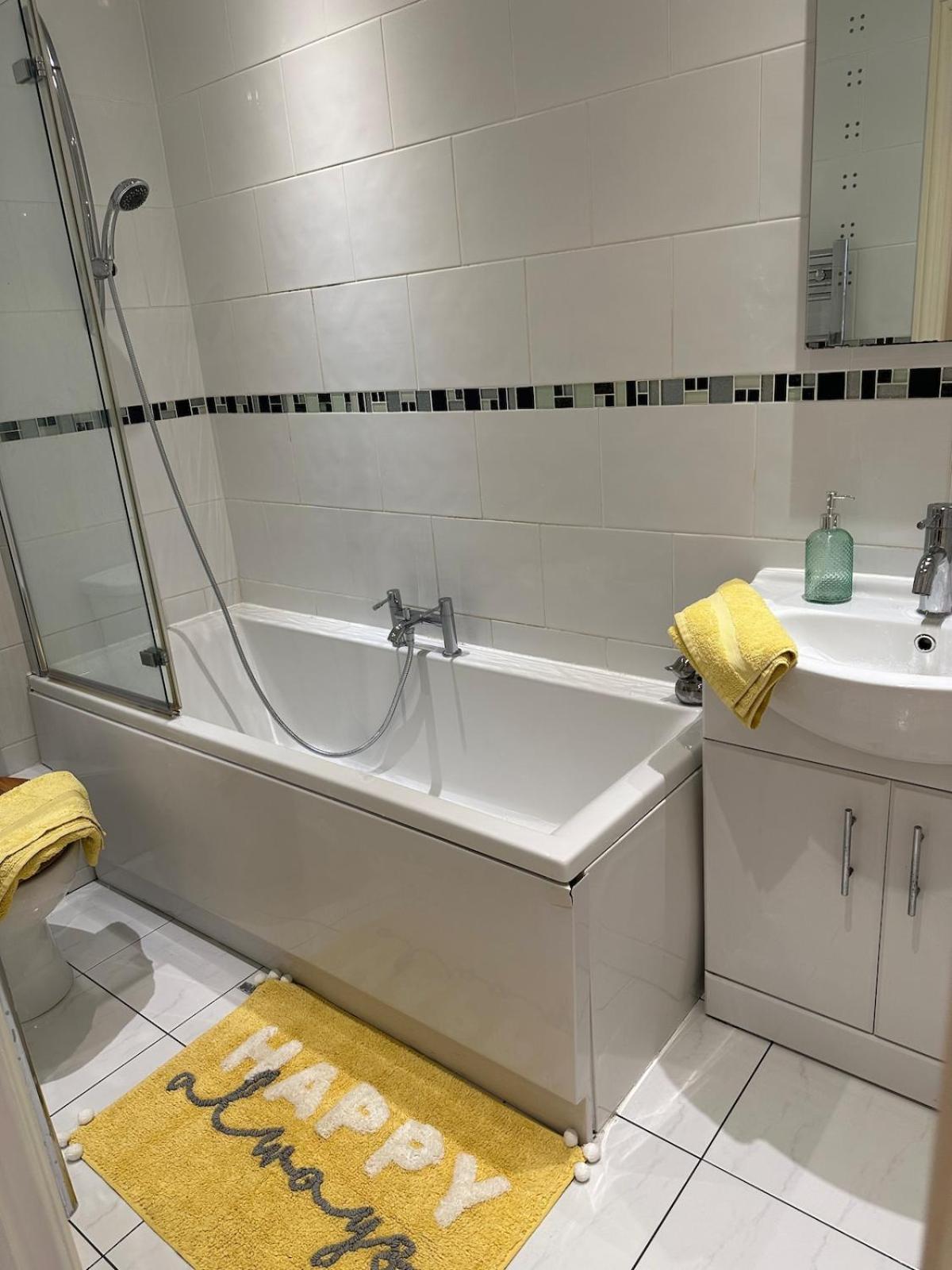 2 Bed City, River Mersey View Apartment, Sleeps 5 *
