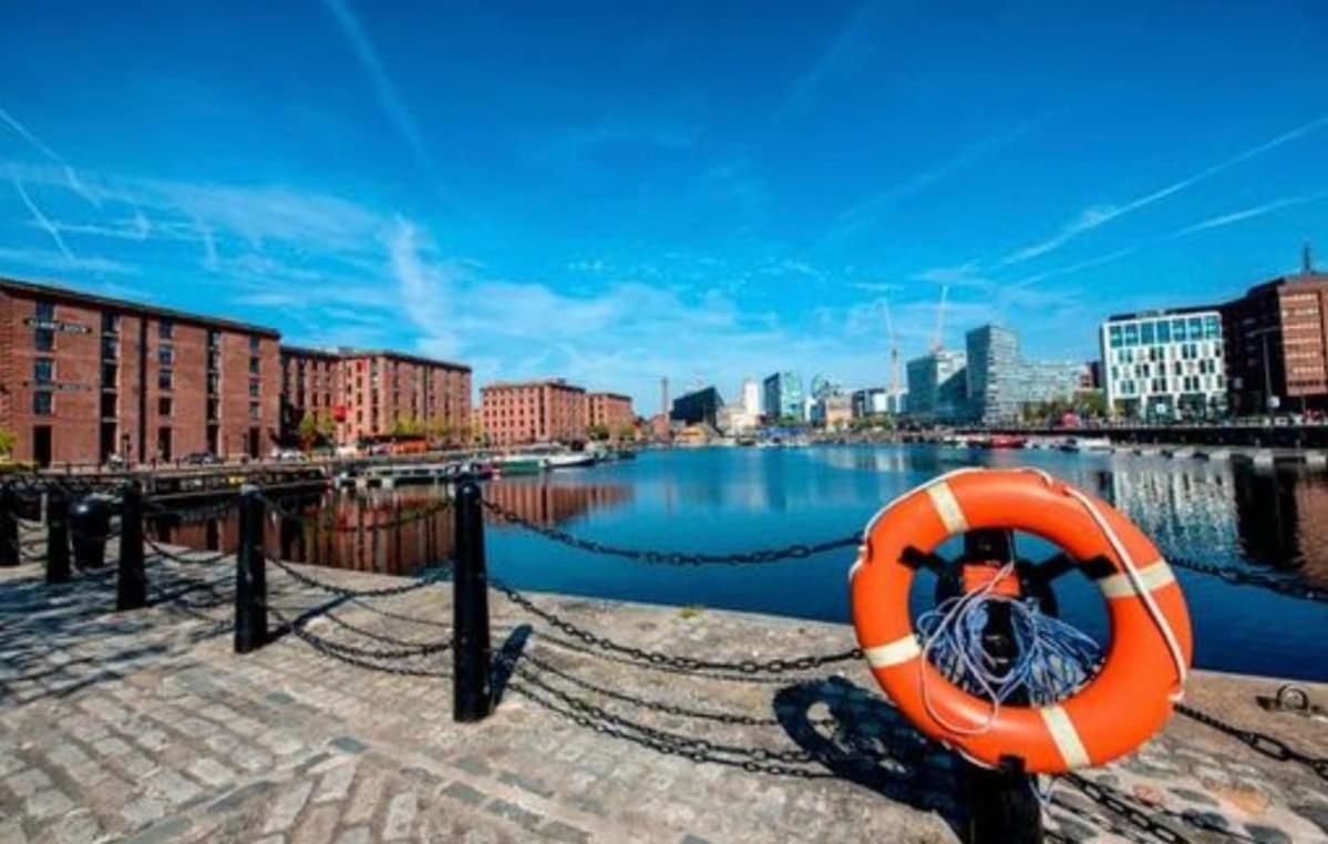 2 Bed City, River Mersey View Apartment, Sleeps 5 Liverpool