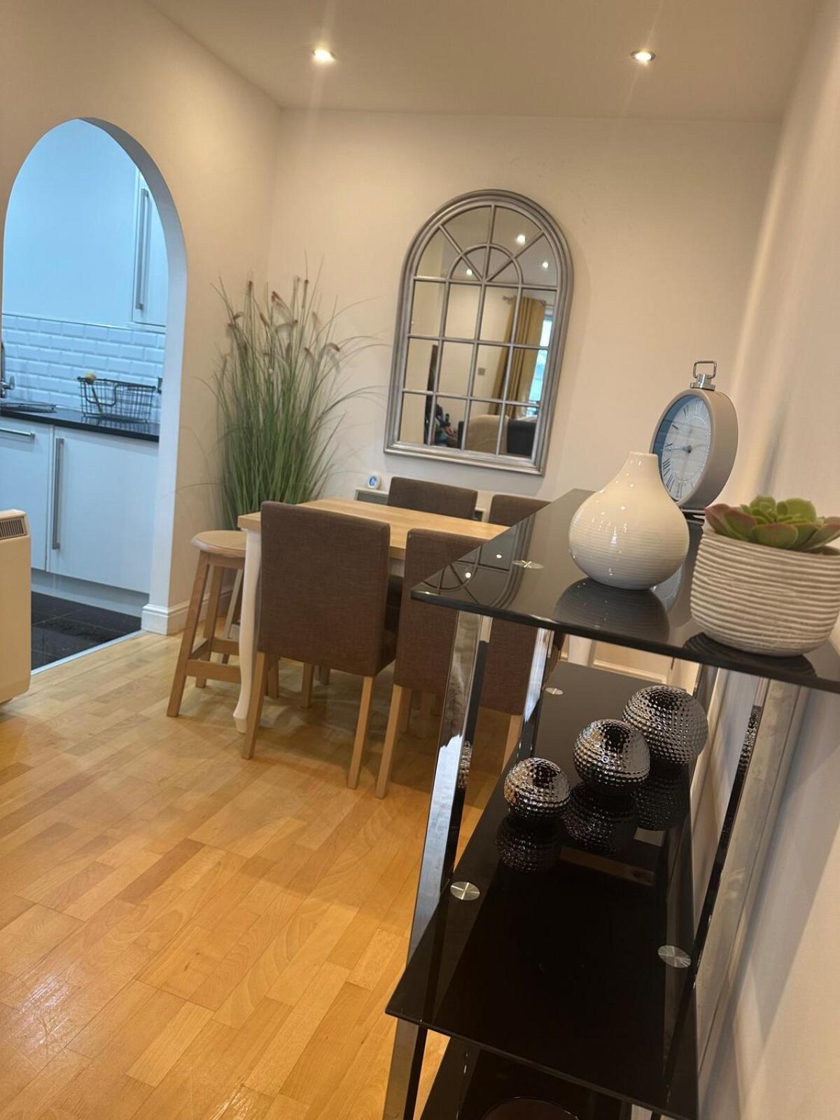 2 Bed City, River Mersey View Apartment, Sleeps 5 Apartment *