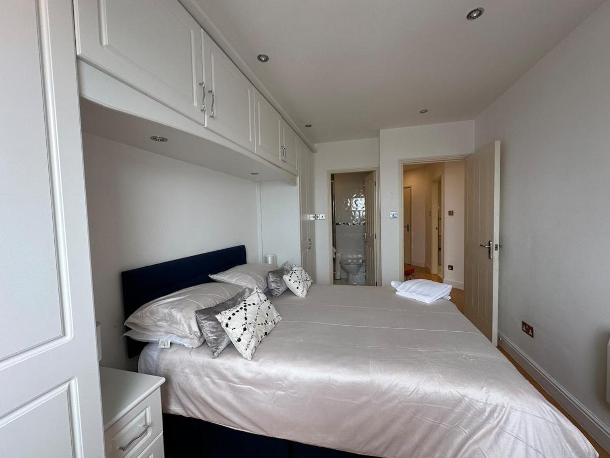 Apartment 2 Bed City, River Mersey View Apartment, Sleeps 5 *
