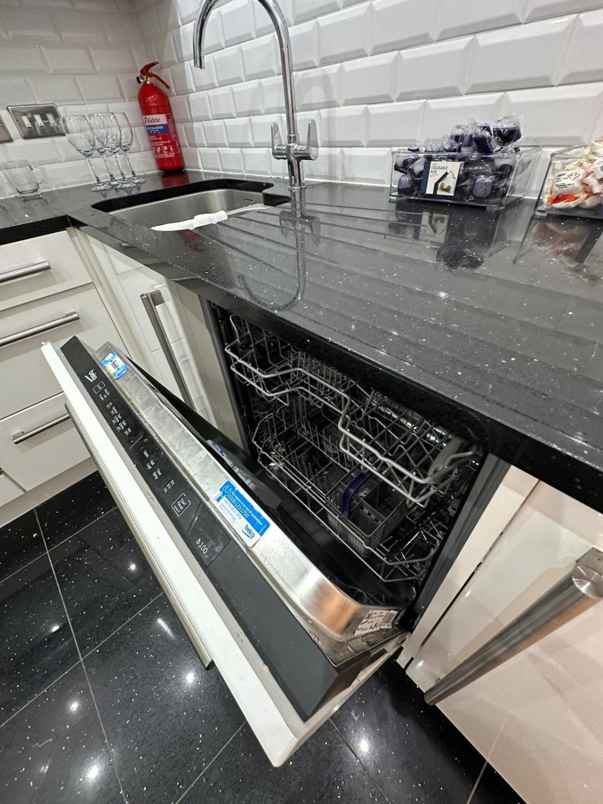 2 Bed City, River Mersey View Apartment, Sleeps 5 Liverpool