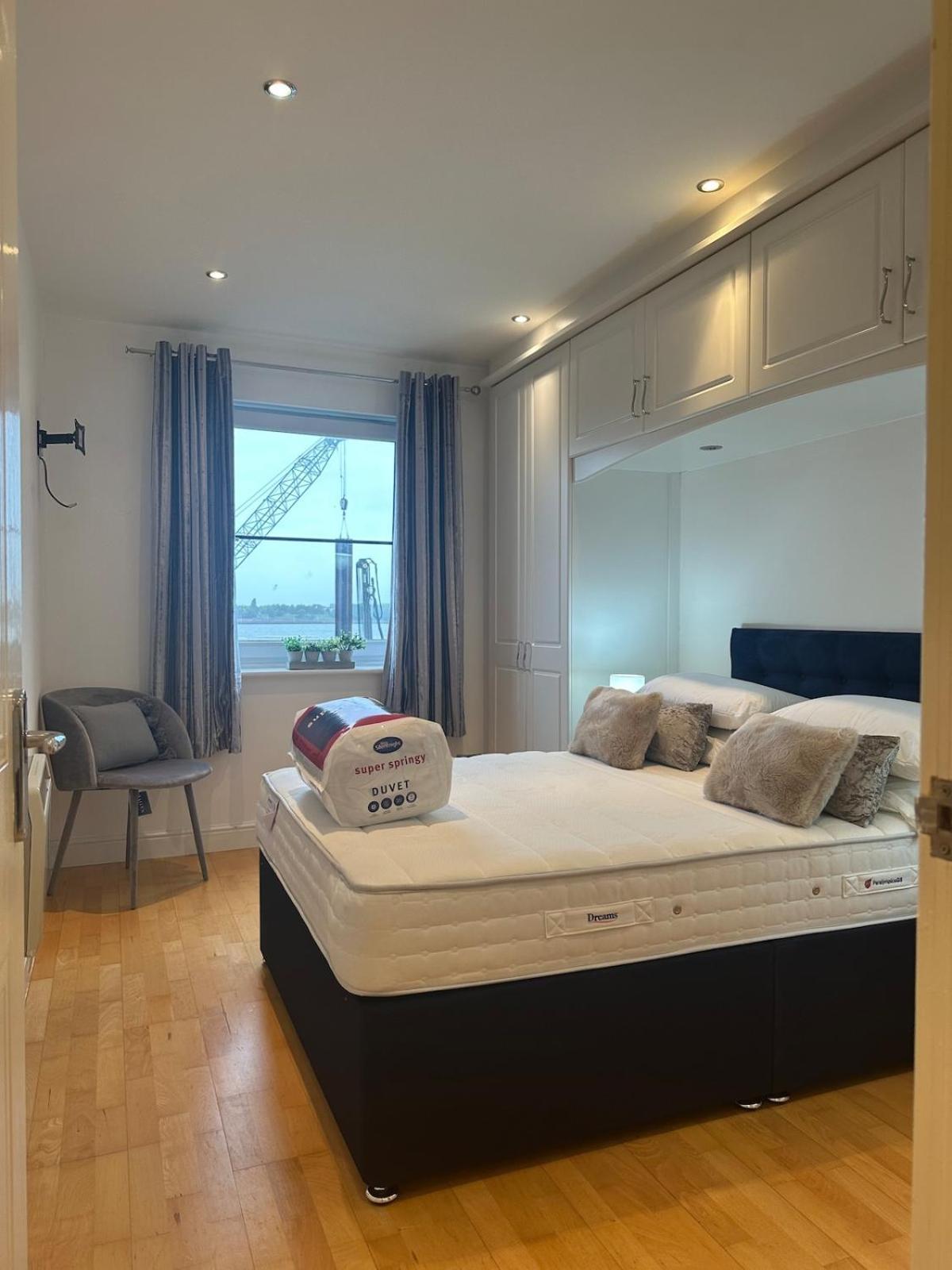Apartment 2 Bed City, River Mersey View Apartment, Sleeps 5 Liverpool