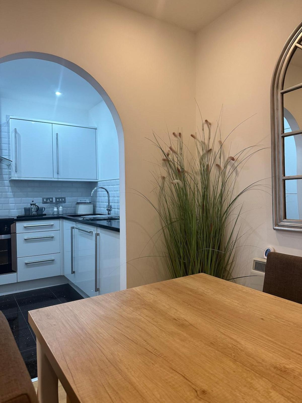 2 Bed City, River Mersey View Apartment, Sleeps 5 Liverpool