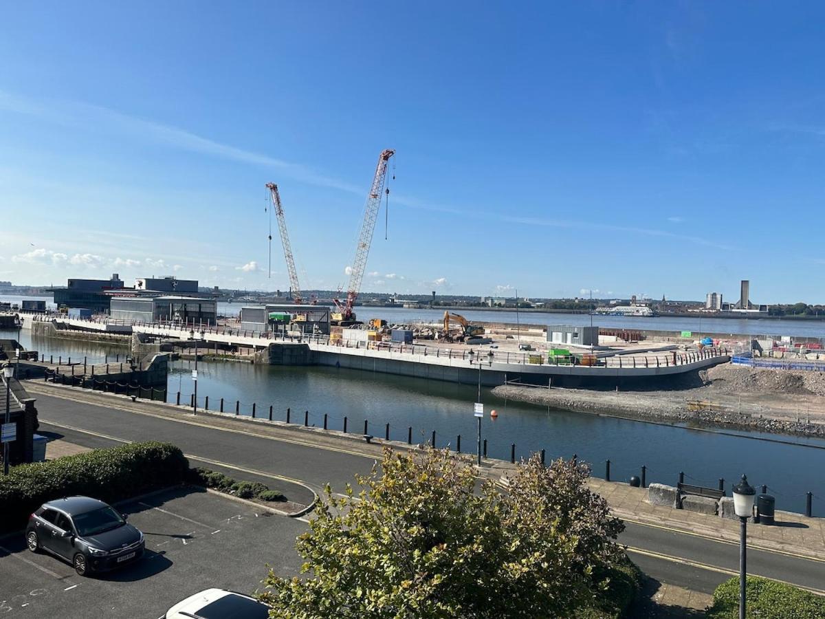 2 Bed City, River Mersey View Apartment, Sleeps 5