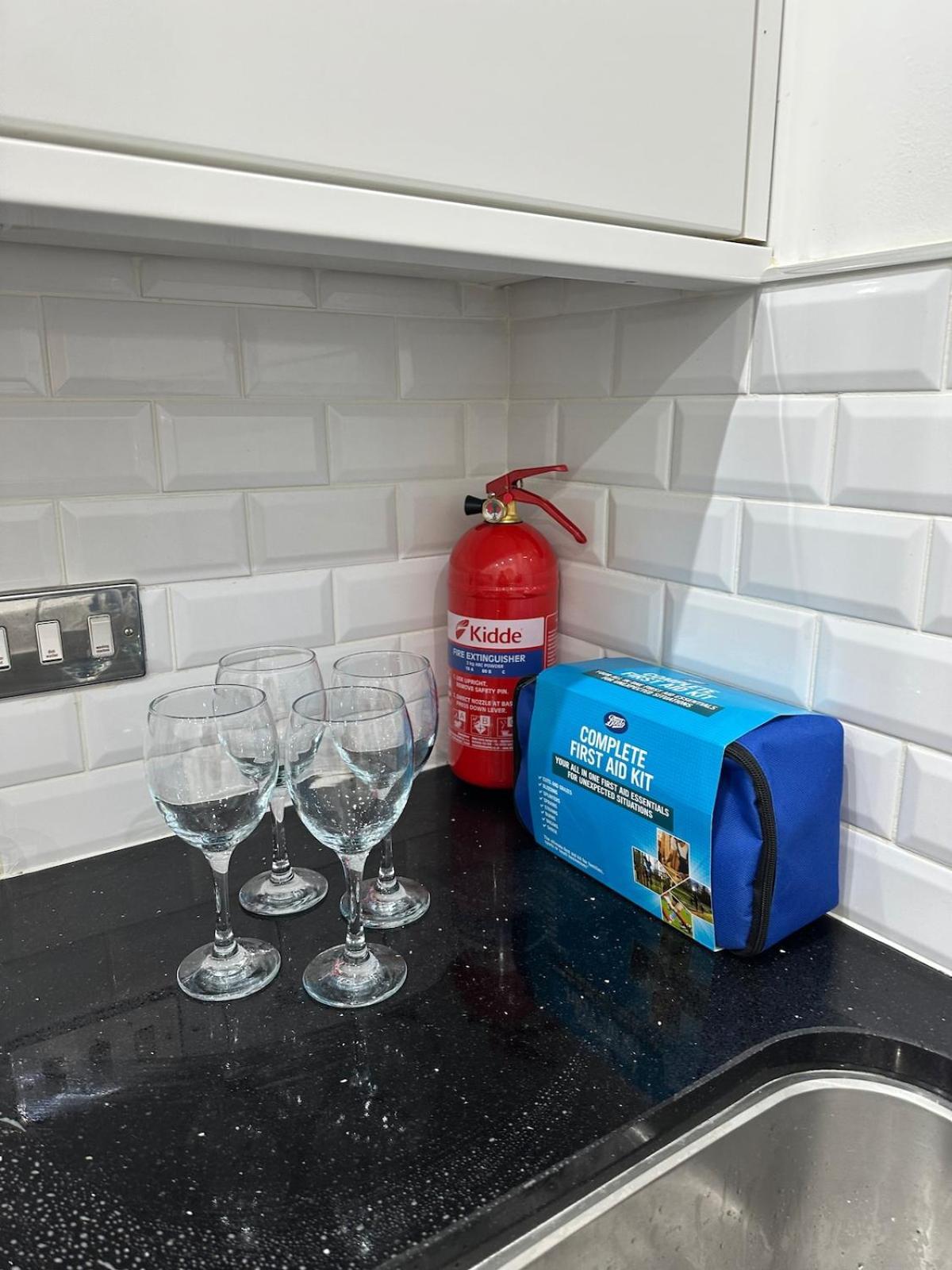 2 Bed City, River Mersey View Apartment, Sleeps 5 Liverpool